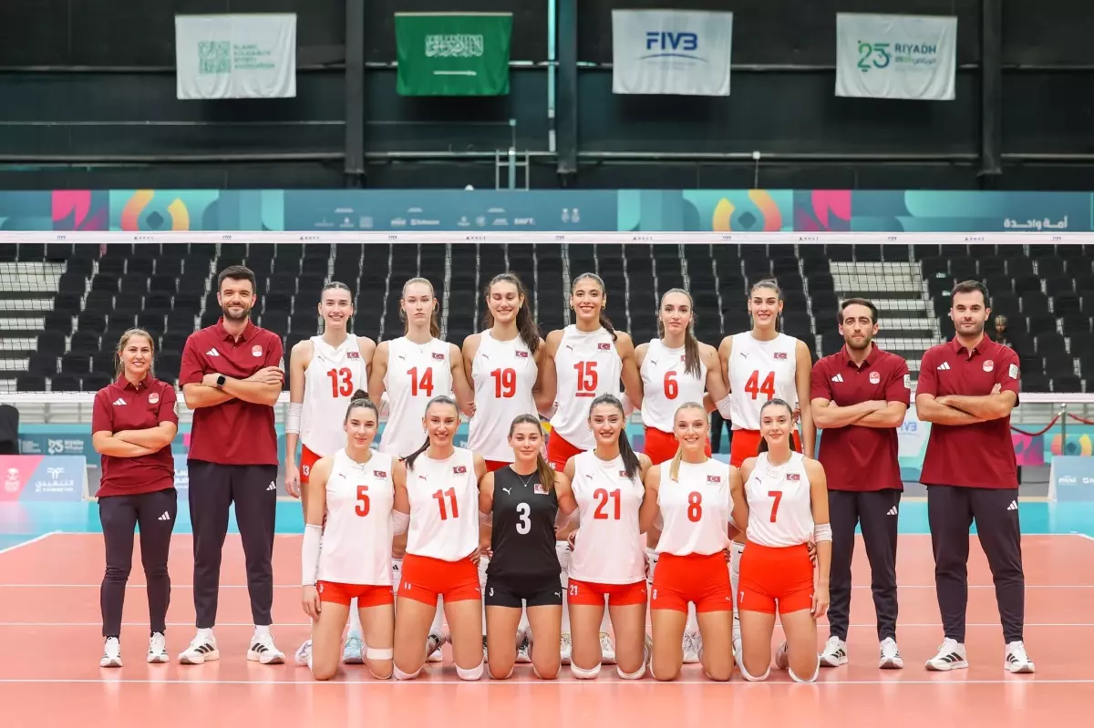 A Milli Kadın Voleybol Takımı İran\'ı 3-0 Yendi