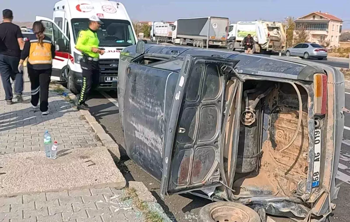 Aksaray\'da Tırla Çarpışan Otomobil Devrildi, 3 Yaralı