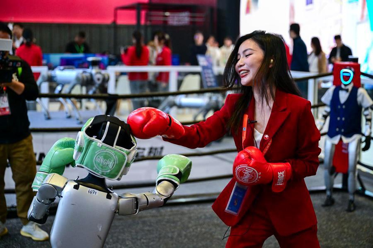 İnsansı Robotlar Dövüş Gösterisi
