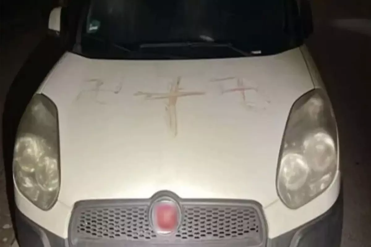 Arabaların üzerine insan kanıyla gamalı haç çizdiler