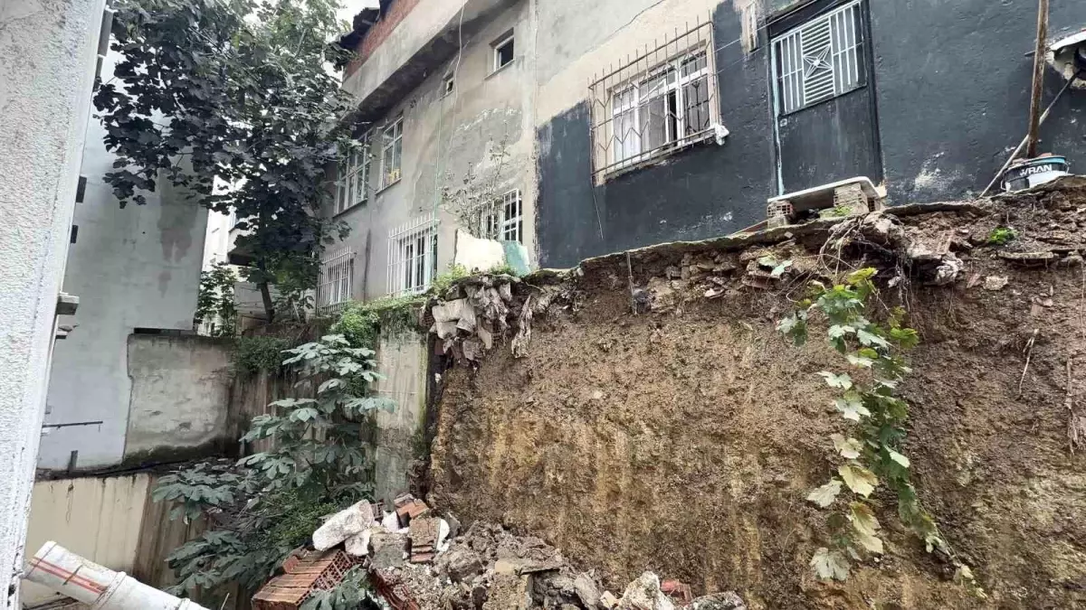 İstanbul\'da İstinat Duvarı Çöktü, İki Binada Hasar Oluştu