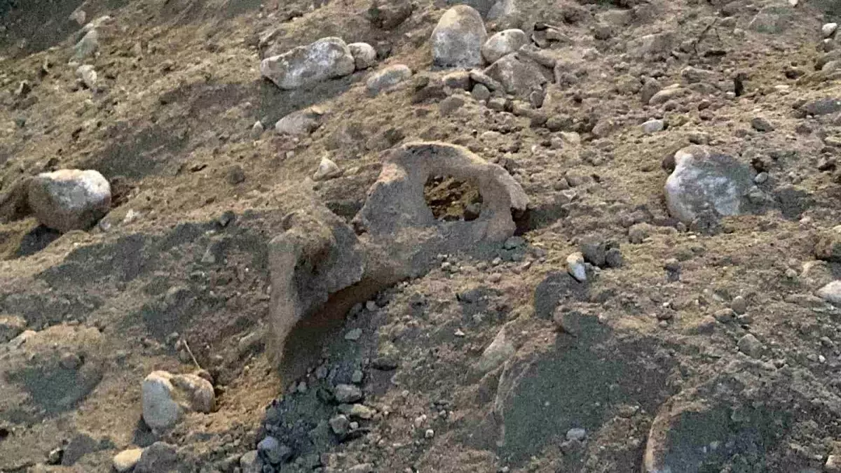 Burdur\'da belediyenin kazı çalışması sırasında insan kemikleri bulundu