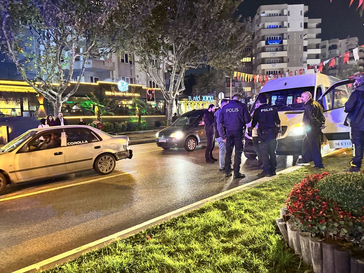 Bursa\'da Servis Minibüsü Yayaya Çarptı