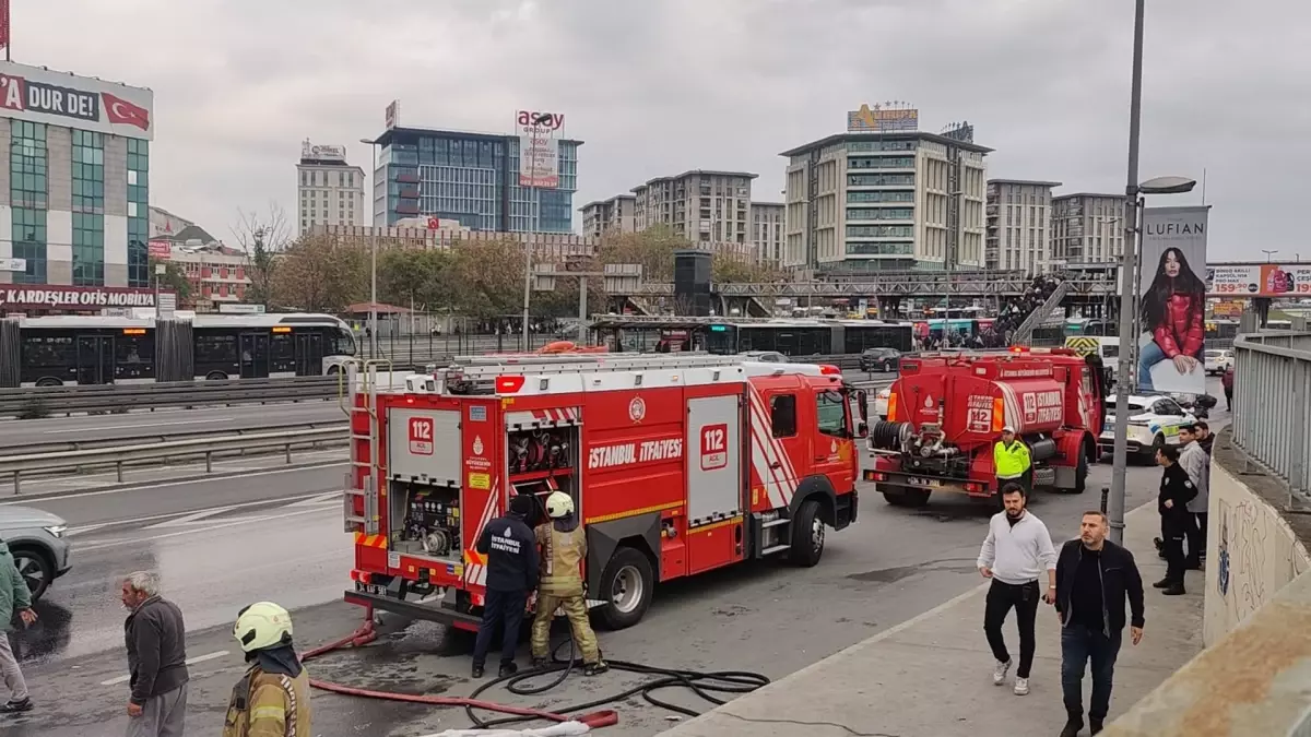Cevizlibağ\'da İş Makinesi Yangını