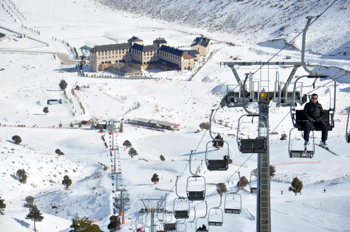 Davraz Kayak Merkezi\'nde Kar Makineleriyle Sezon Uzatılacak