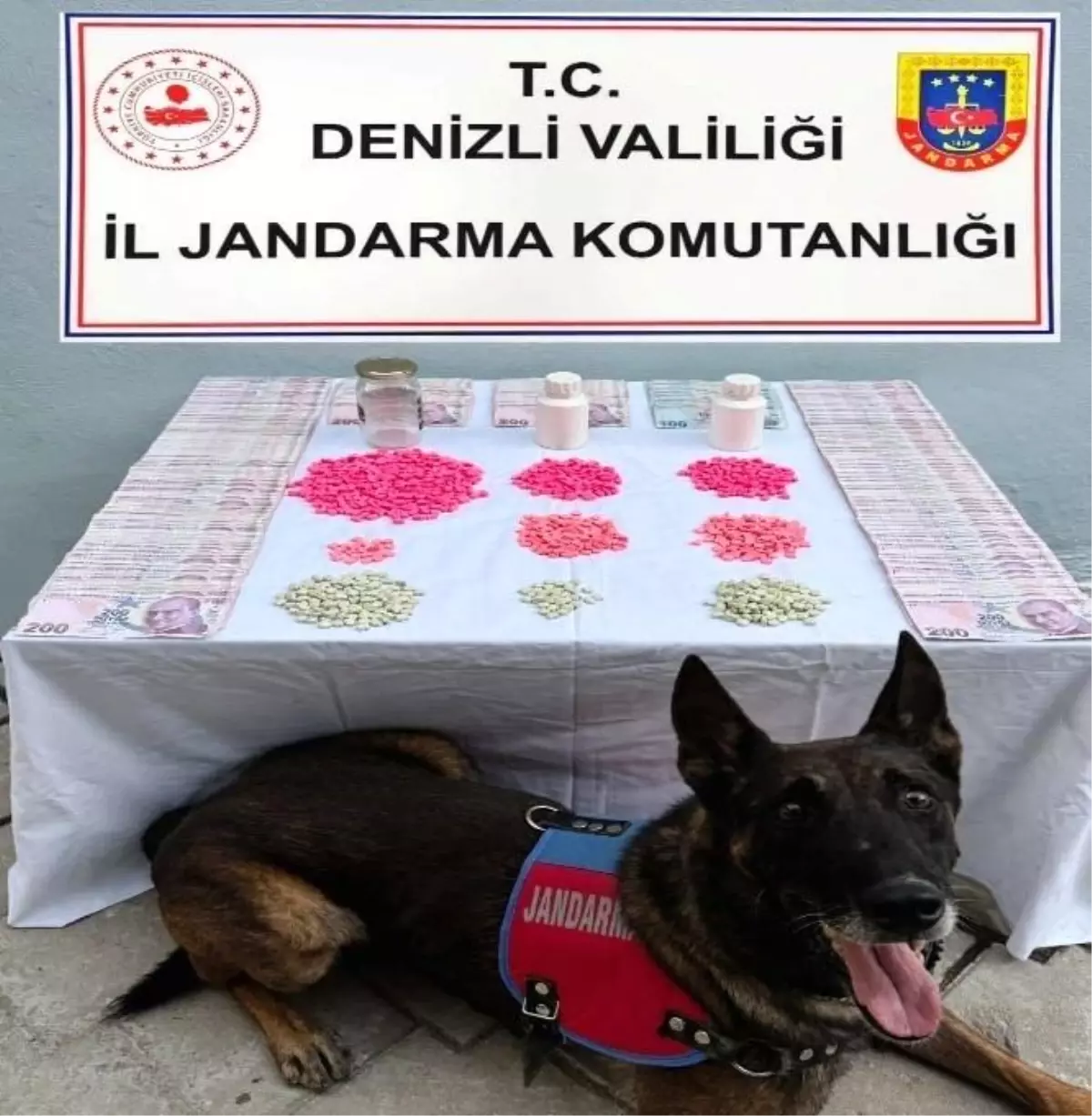 Denizli\'de Uyuşturucu Operasyonu: 2 Bin Extacy Hap Ele Geçirildi