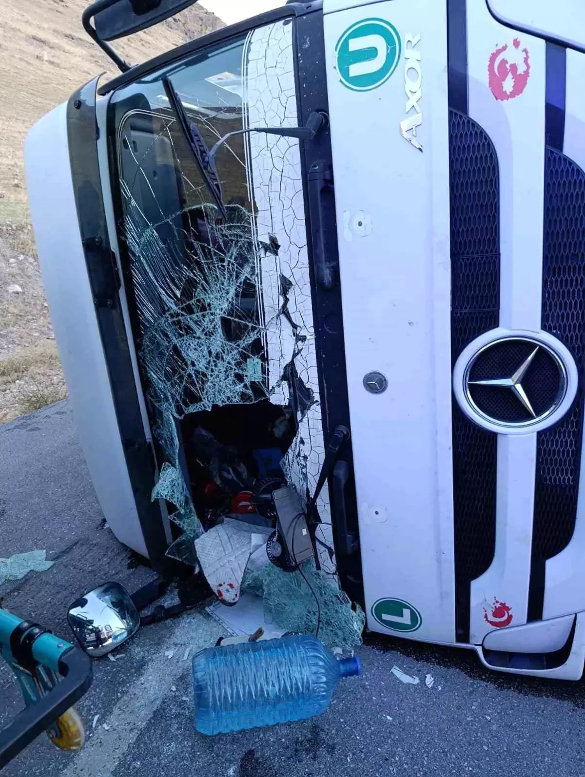 Bitlis\'te Tır Devrildi: 1 Yaralı