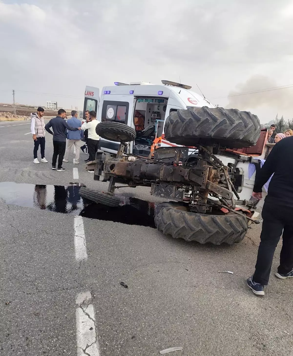 Diyarbakır\'da Traktör ile Otomobil Çarpıştı