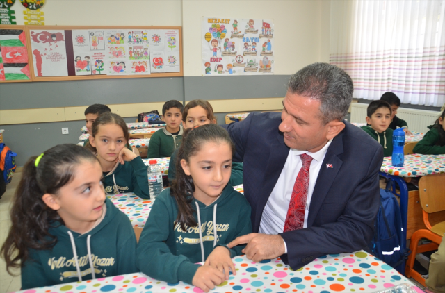 Eşi benzeri yok! Aynı okulda 21 ikiz eğitim görüyor