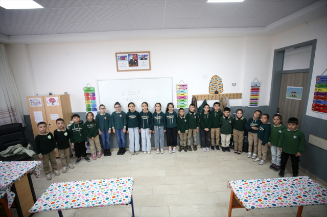 Eşi benzeri yok! Aynı okulda 21 ikiz eğitim görüyor