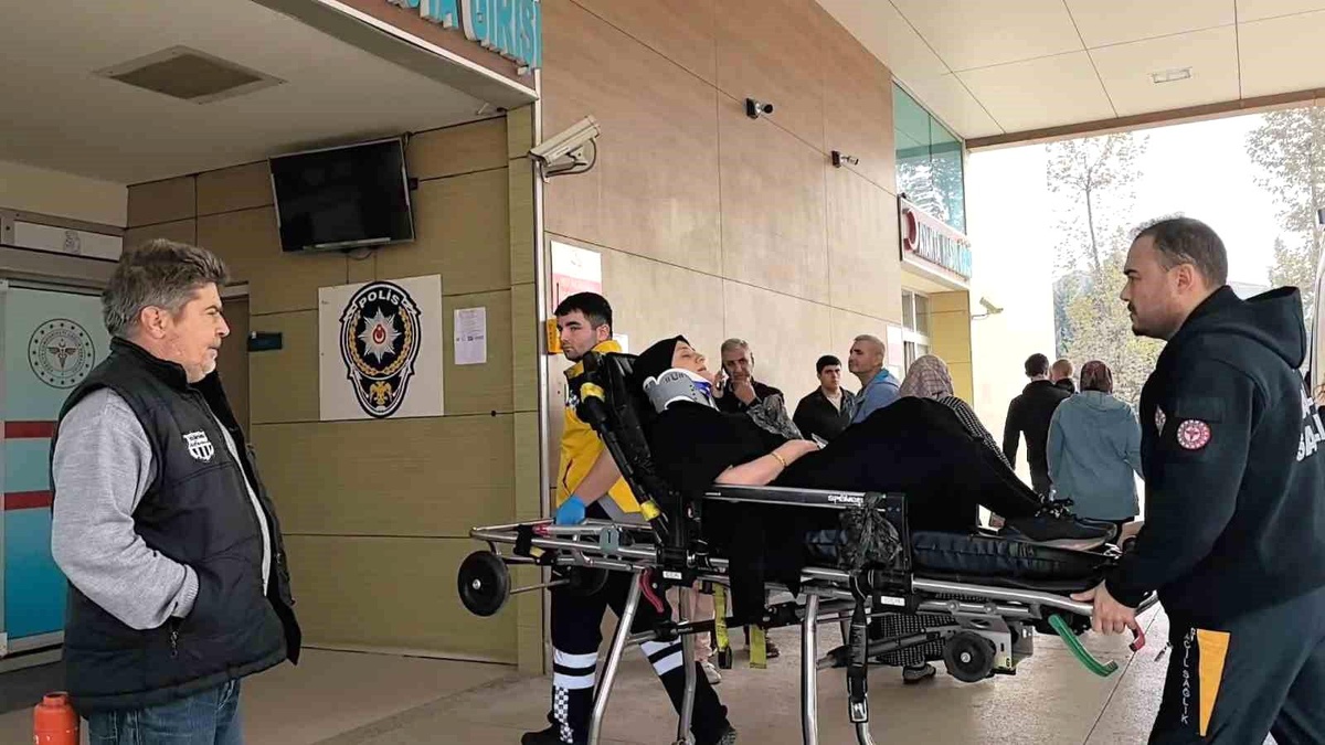 İnegöl\'de Kontrolden Çıkan Araç Şarampole Yuvarlandı