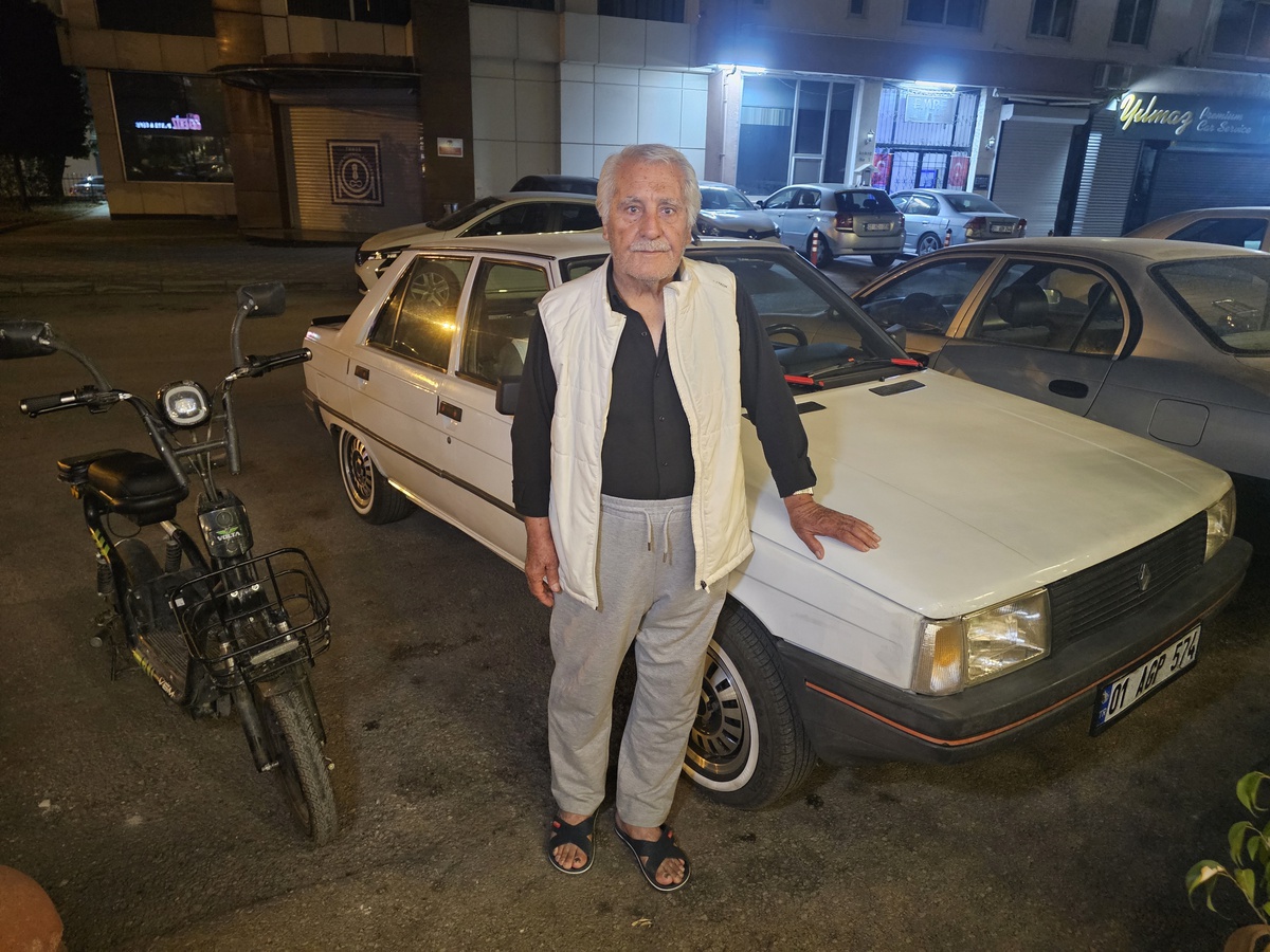 Otomobilde Yaşayan Yaşlı Adam Yardım Bekliyor