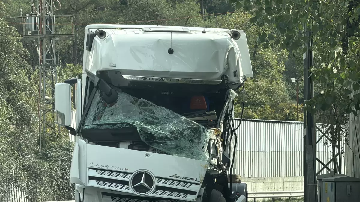 İki TIR Çarpıştı, Sürücüler Yaralandı