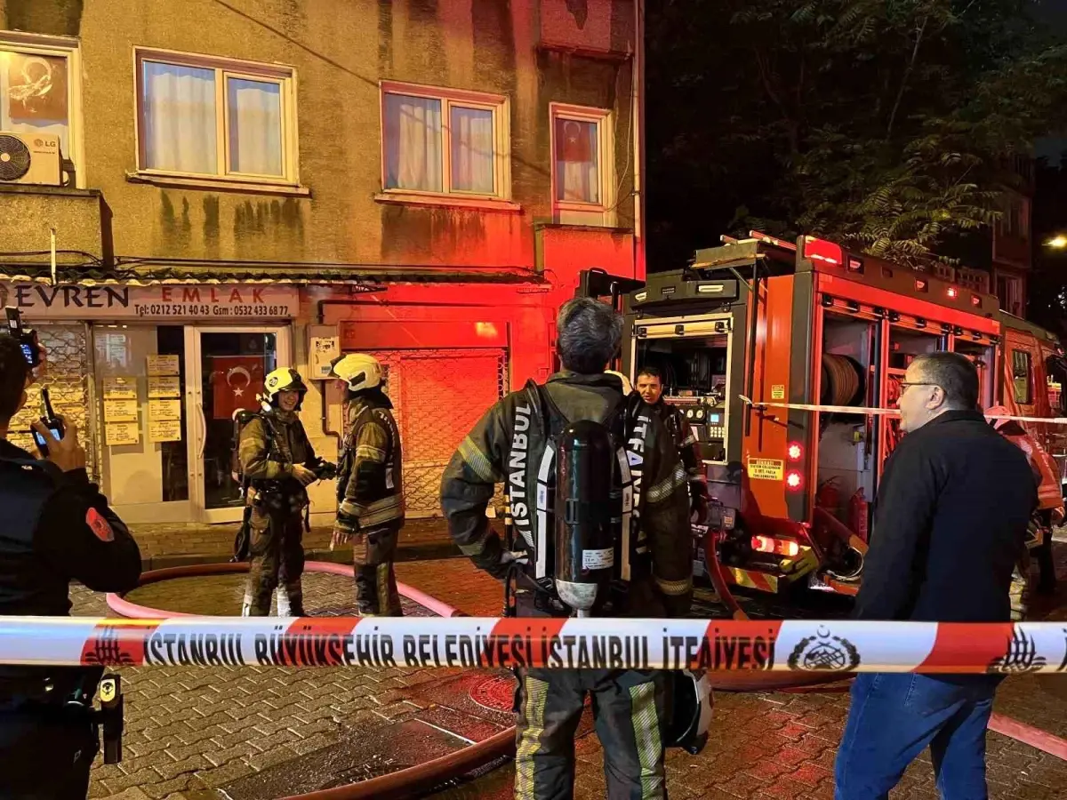 Fatih\'te 3 Katlı Binanın Çatısında Yangın