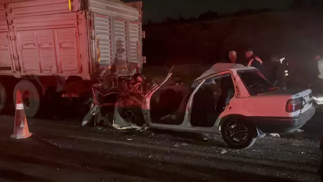 Gaziantep'te Kamyon ve Otomobil Çarpıştı: 3 Aile Üyesi Hayatını Kaybetti Gaziantep'te Kamyon ve Otomobil Çarpıştı: 3 Aile Üyesi Hayatını Kaybetti