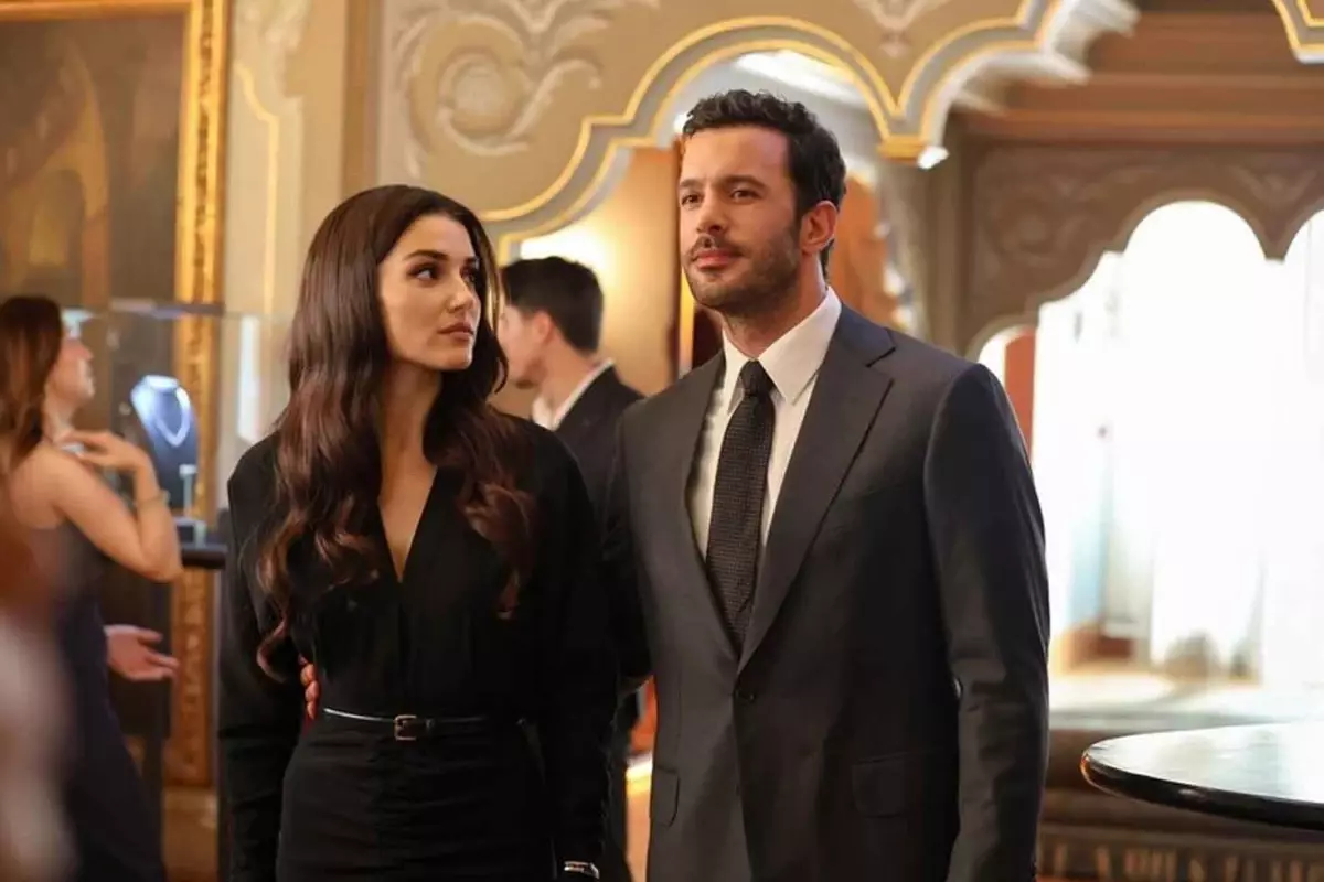Hande Erçel ve Barış Arduç\'un dizisinde büyük prodüksiyon hatası