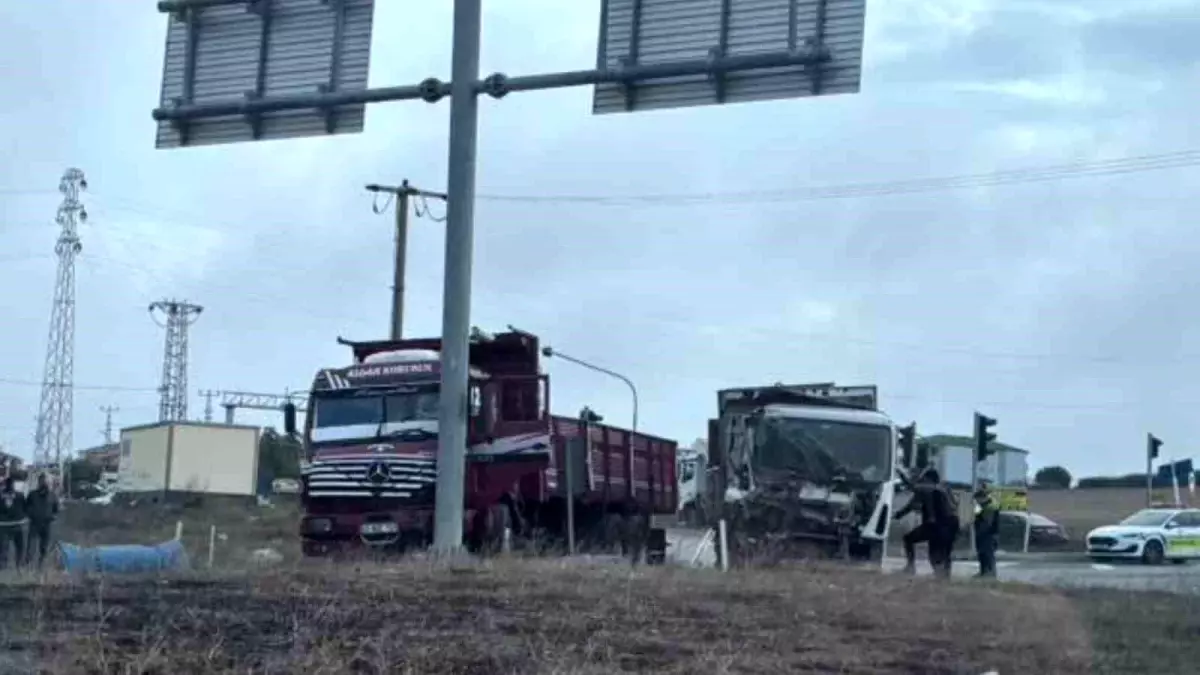 Tekirdağ\'da Kamyon Çarpışması: 2 Yaralı