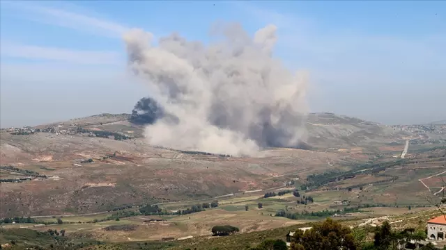 İsrail ordusu, Lübnan'ın güneyindeki Hizbullah hedeflerine saldırdı İsrail ordusu, Lübnan'ın güneyindeki Hizbullah hedeflerine saldırdı