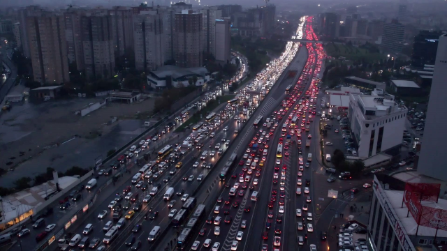İstanbul E5'te iş makinesi yandı, trafikte yoğunluk oluştu İstanbul E5'te iş makinesi yandı, trafikte yoğunluk oluştu