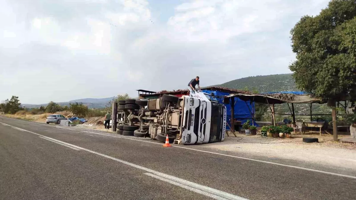 Tarsus\'ta Kamyon Devrildi, Sürücü Sağ Kurtuldu