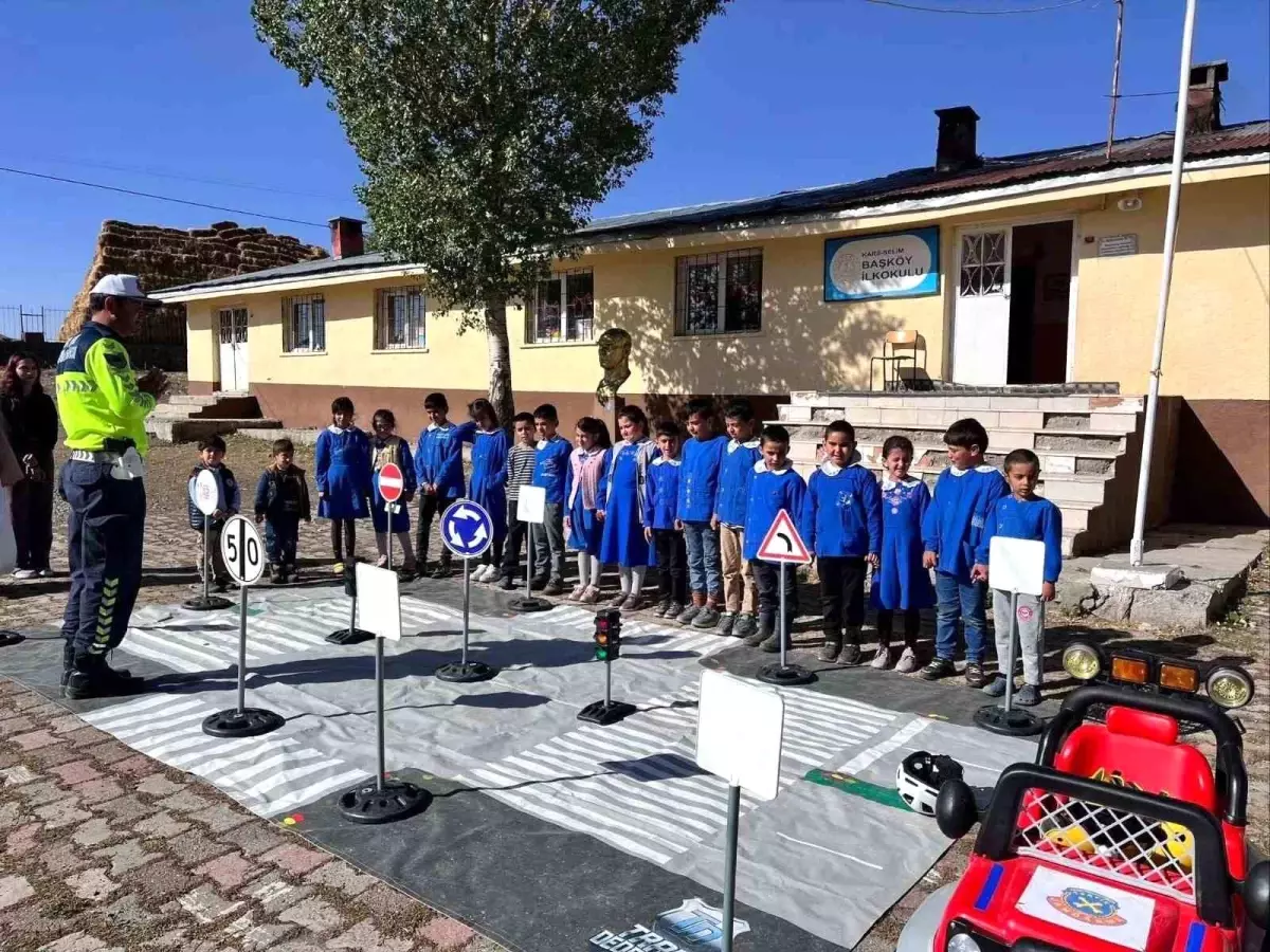 Kars\'ta Jandarma\'dan Öğrencilere Trafik Eğitimi