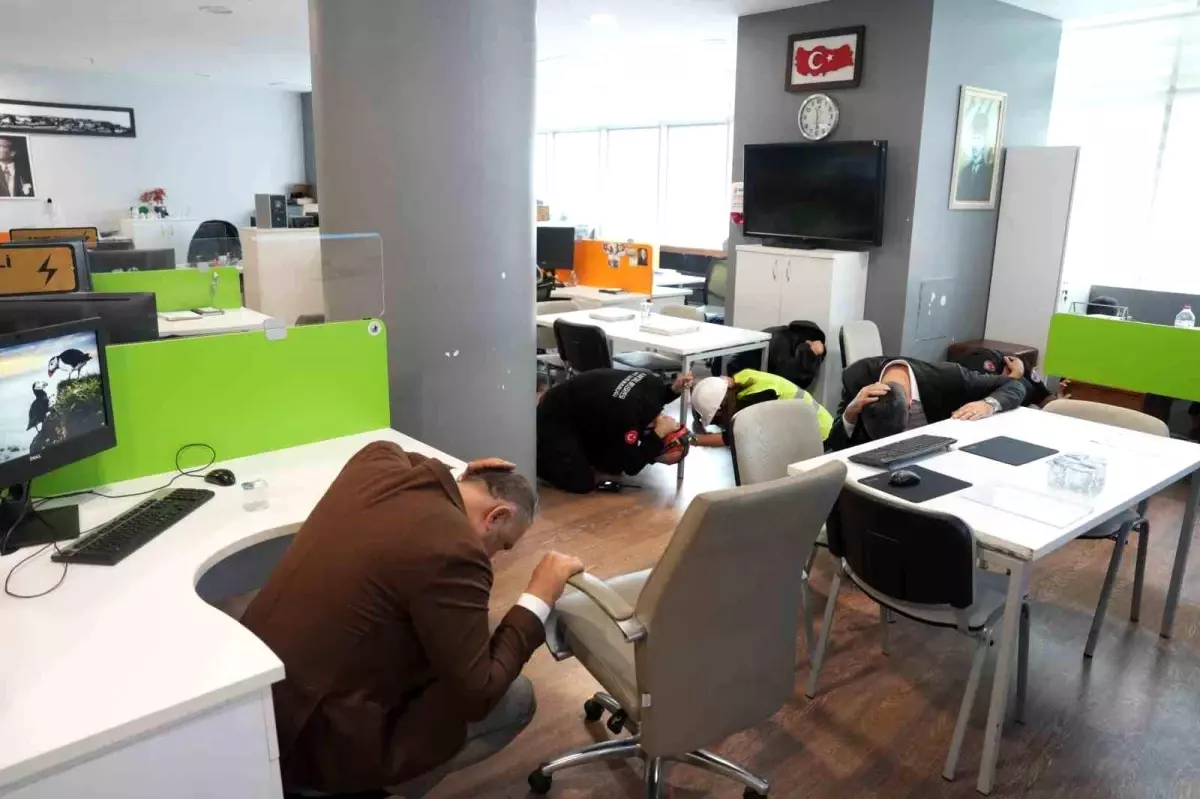 Kartal Belediyesi\'nden Geniş Kapsamlı Deprem Tatbikatı