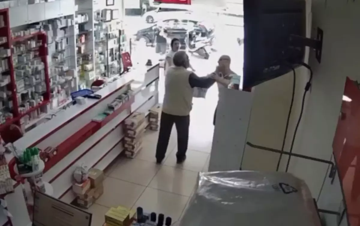 Eczacı Teknisyeni Darbedildi, İşten Çıkarıldı
