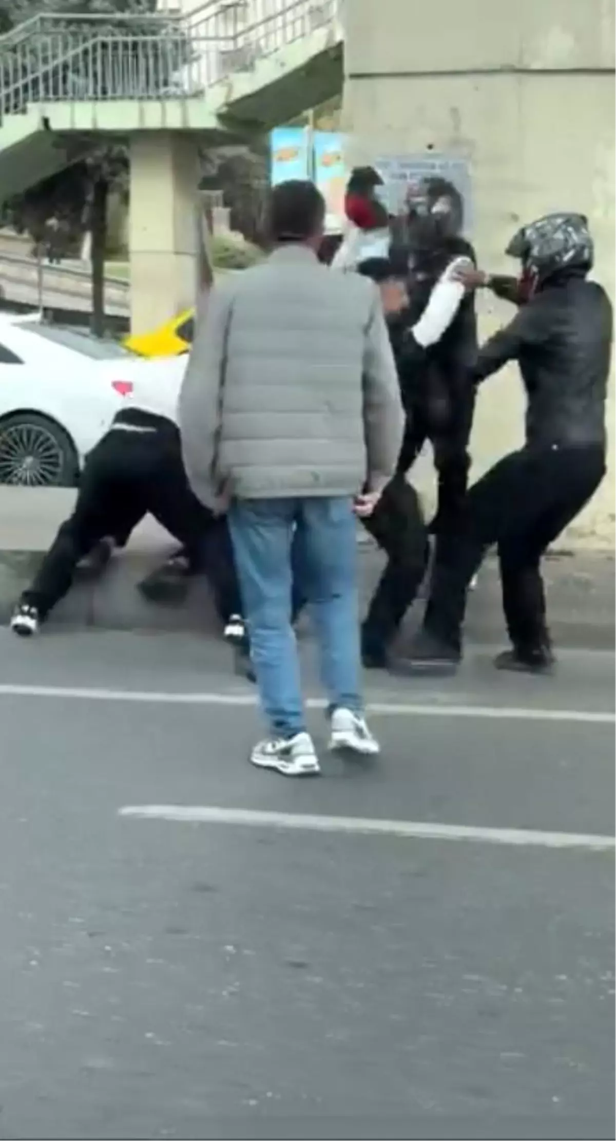 Motorcular birbirine girdi! Tekmeler ve yumruklar havada uçuştu