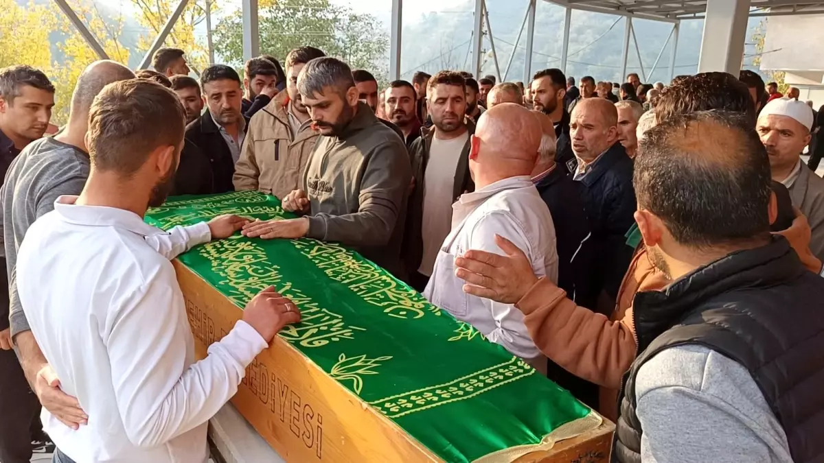 Göçükte Hayatını Kaybeden İş Makinesi Operatörü Son Yolculuğuna Uğurlandı