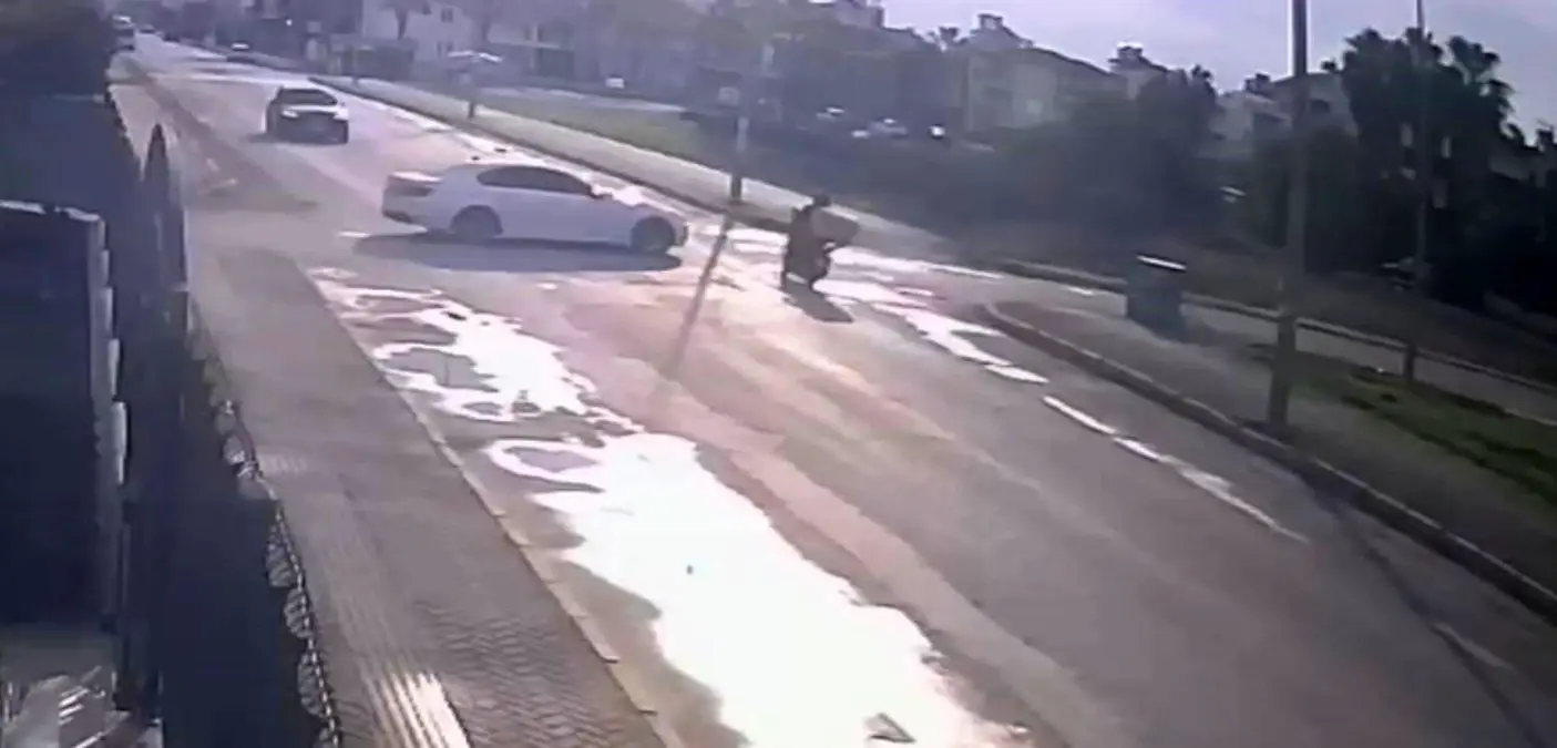 Serik\'te Motosiklet Kazası: Sürücü Ağır Yaralı