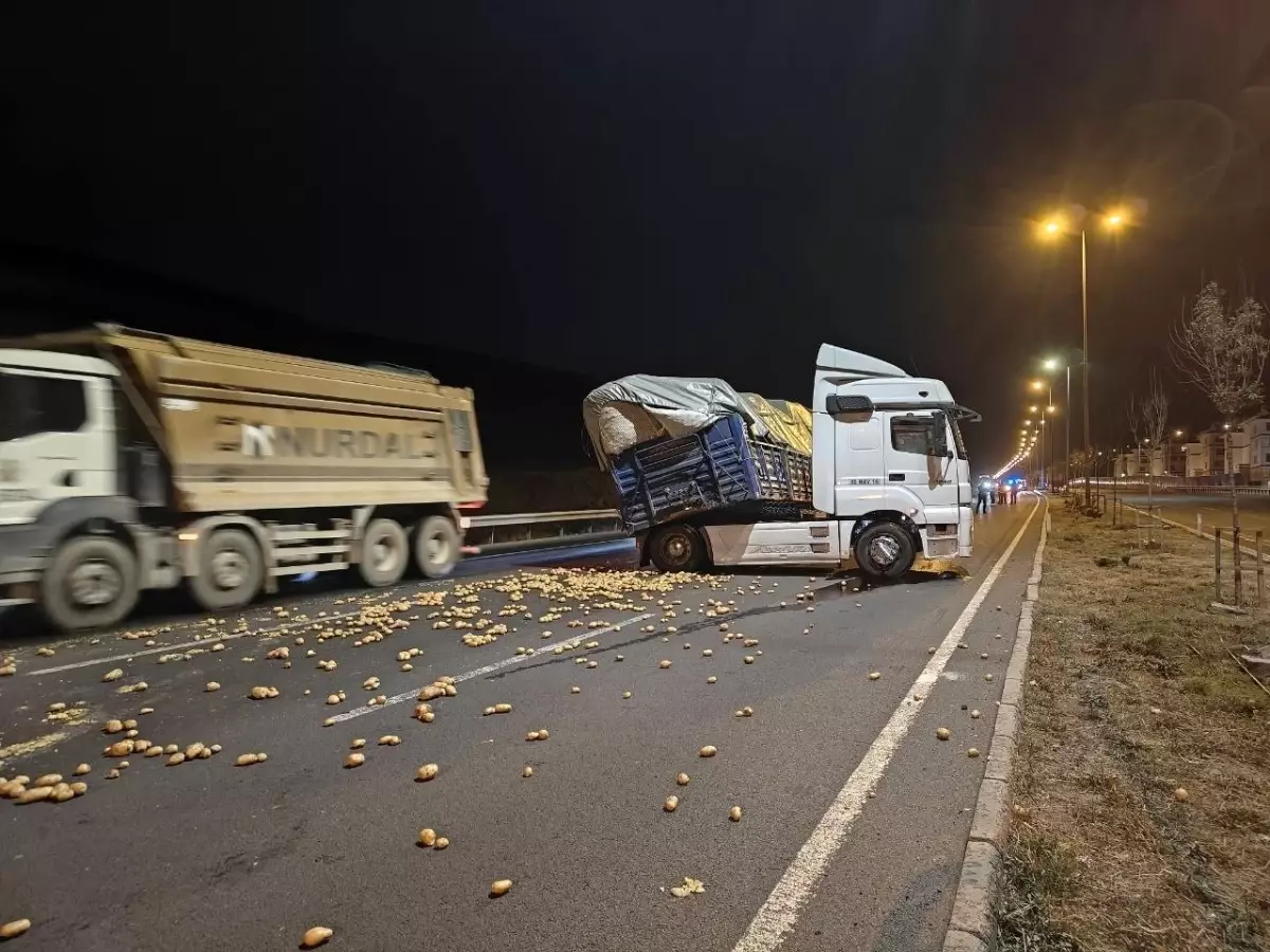Kayseri\'de Tırın Yola Patates Saçması