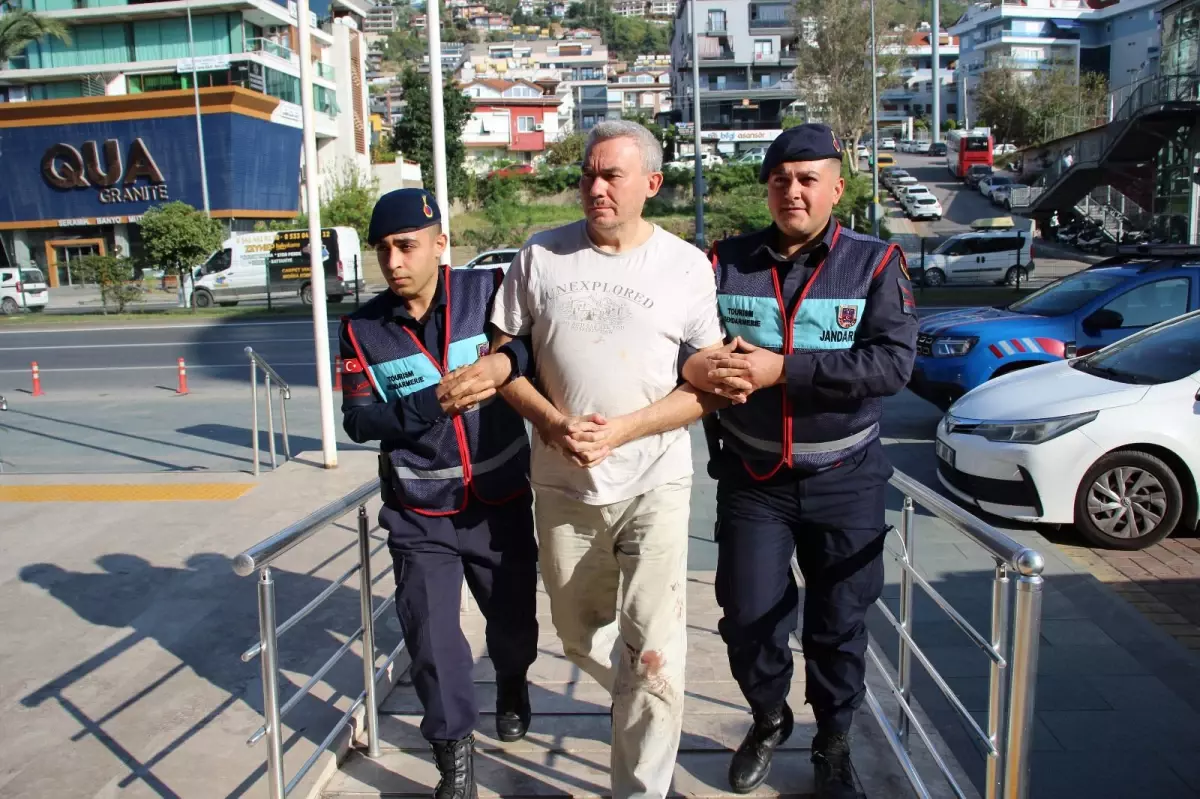 Alanya\'da Boşanma Kavgasında Bıçaklı Saldırı