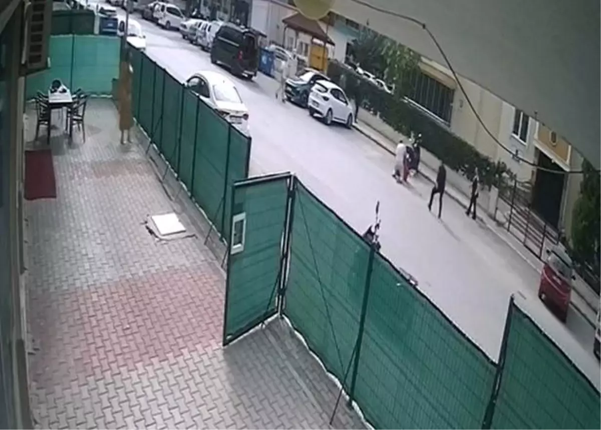 Eşini yere yatırıp defalarca bıçakladı, vatandaşlar güçlükle durdurabildi