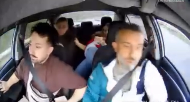 Taksi şoförünün manevra yapıp kazayı önlediği anlar araç içi kamerasına yansıdı