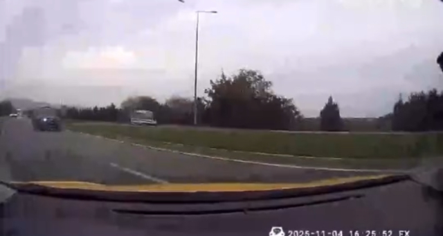 Taksi şoförünün manevra yapıp kazayı önlediği anlar araç içi kamerasına yansıdı