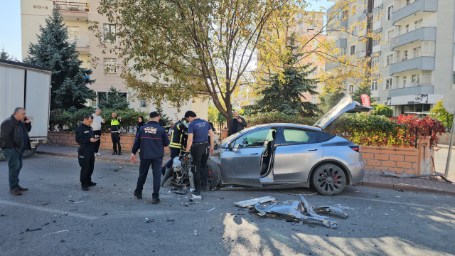 Tesla ile hız denerken aracı perte çıkardı Tesla ile hız denerken aracı perte çıkardı
