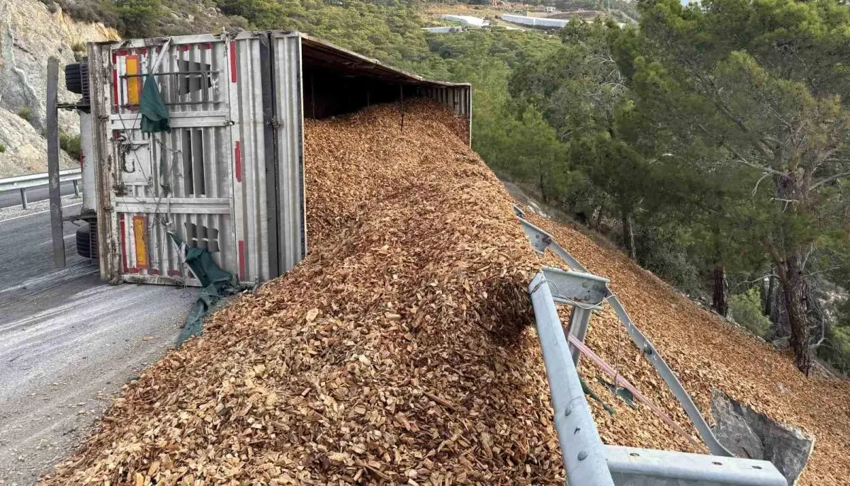 Mersin\'de Tır Devrildi, Sürücü Yaralandı