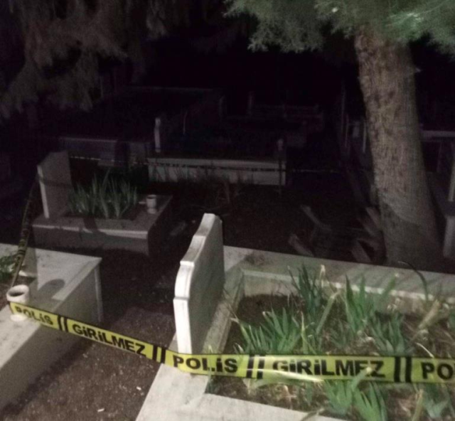 Ünlü iş insanı mezarlıkta asılı halde ölü bulundu Ünlü iş insanı mezarlıkta asılı halde ölü bulundu