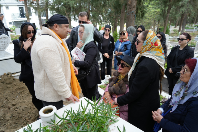 Ünlü Sanatçı Banu Alkan, Kardeşi Osman Alkan'ı Son Yolculuğuna Uğurladı