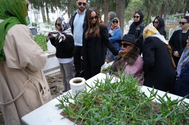 Ünlü Sanatçı Banu Alkan, Kardeşi Osman Alkan'ı Son Yolculuğuna Uğurladı