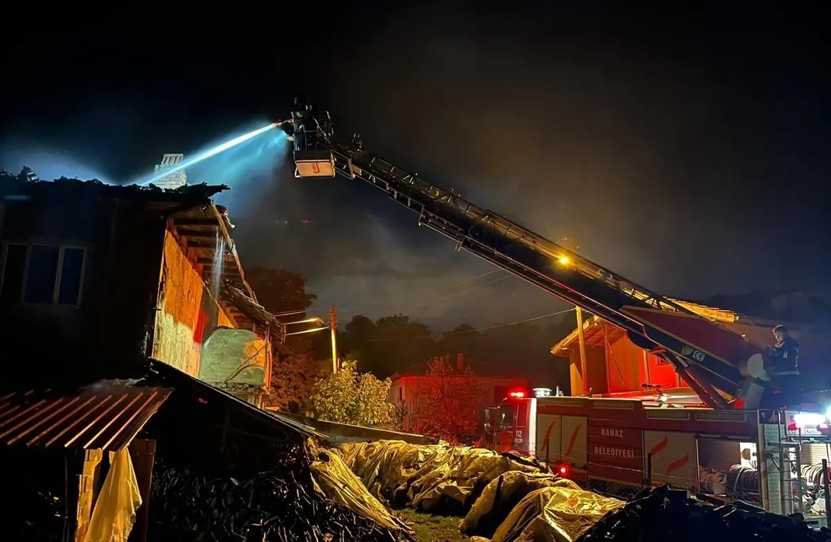 Ahşap eve yıldırım düştü!