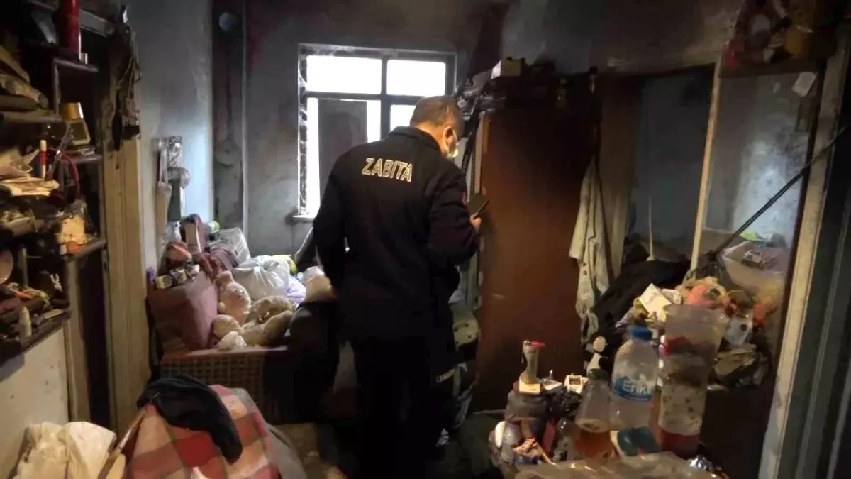 Bursa\'da Yaşlı Adamın Evi Çöplüğe Döndü