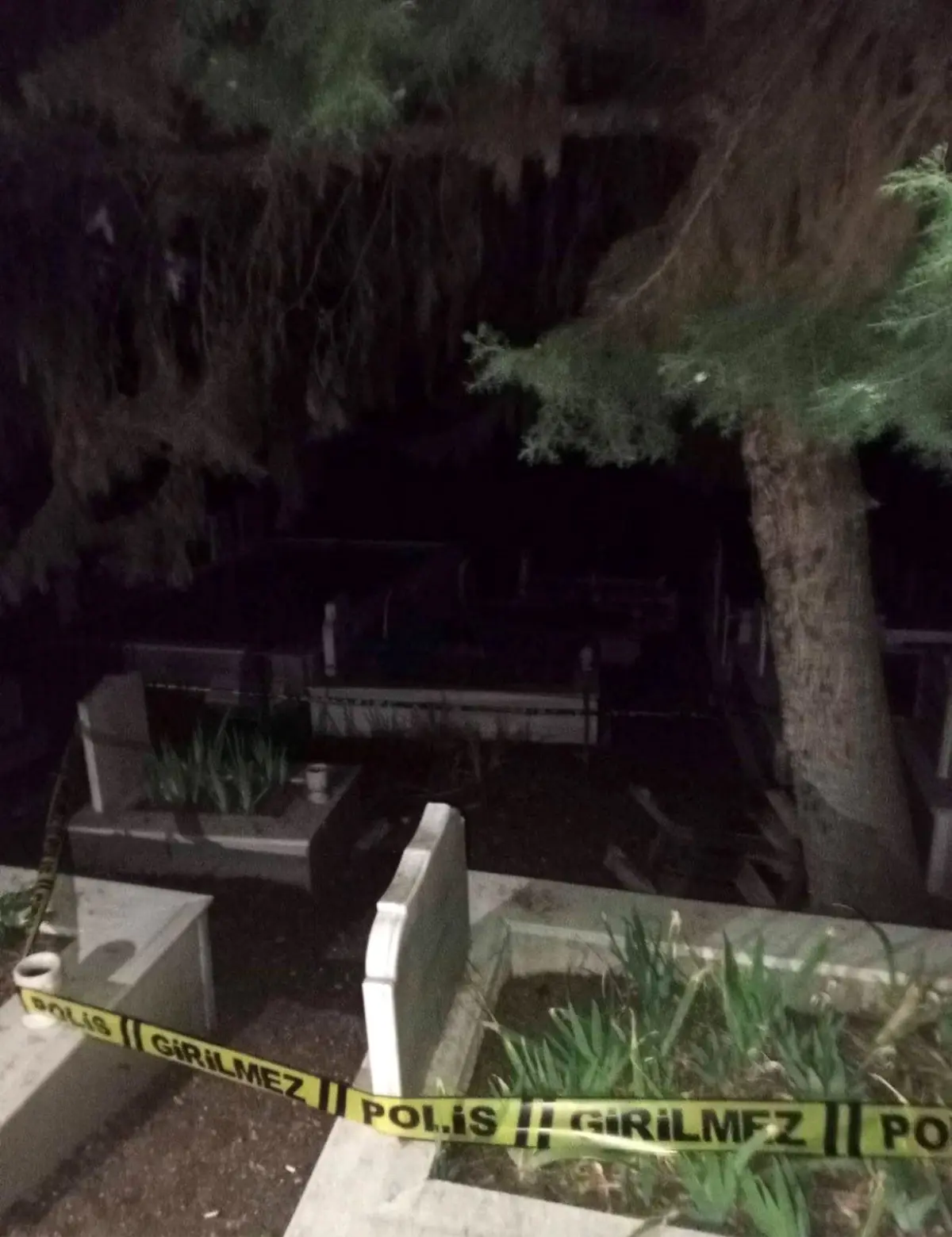 Ünlü iş insanı mezarlıkta asılı halde ölü bulundu