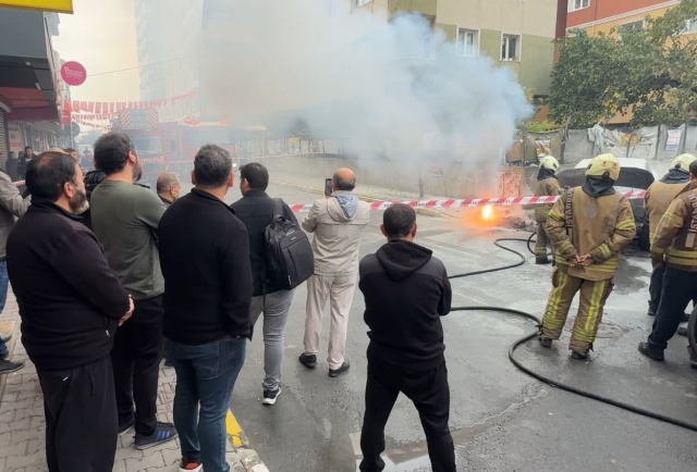 Yer altı elektrik kabloları patladı, otomobil alev topuna döndü Yer altı elektrik kabloları patladı, otomobil alev topuna döndü