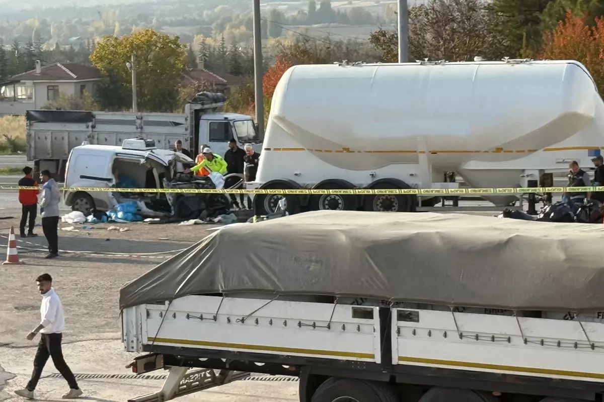 Ankara\'da kahreden kaza! Otomobil hurdaya döndü, 3 kişilik aile yok oldu