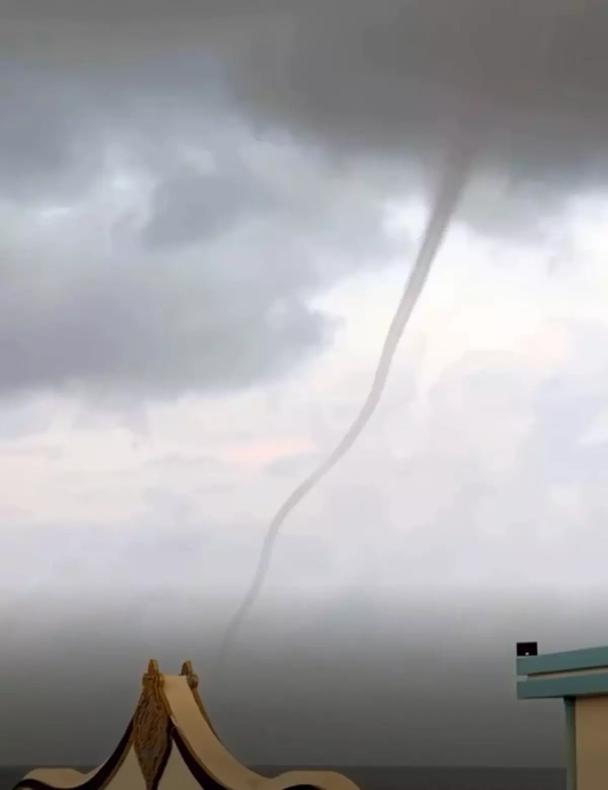 Antalya\'da Hortumlar Karaya Ulaşmadan Söndü