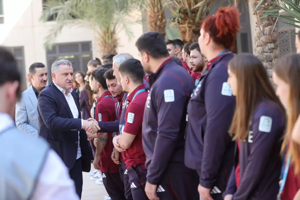 Bakan Bak, İslami Dayanışma Oyunları\'ndan Önce Sporcuları Ziyaret Etti