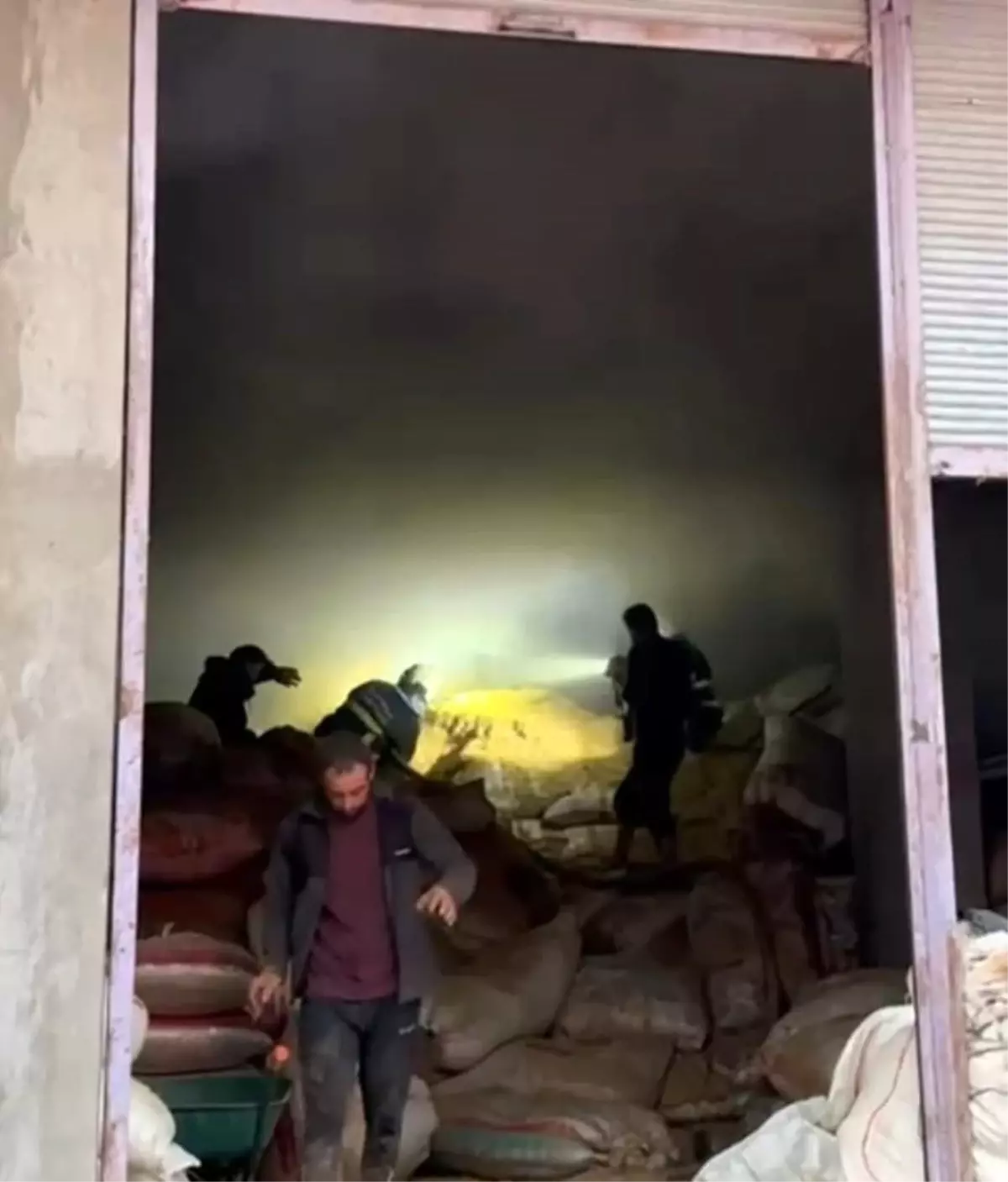 Batman\'da Saman ve Arpa Deposunda Yangın