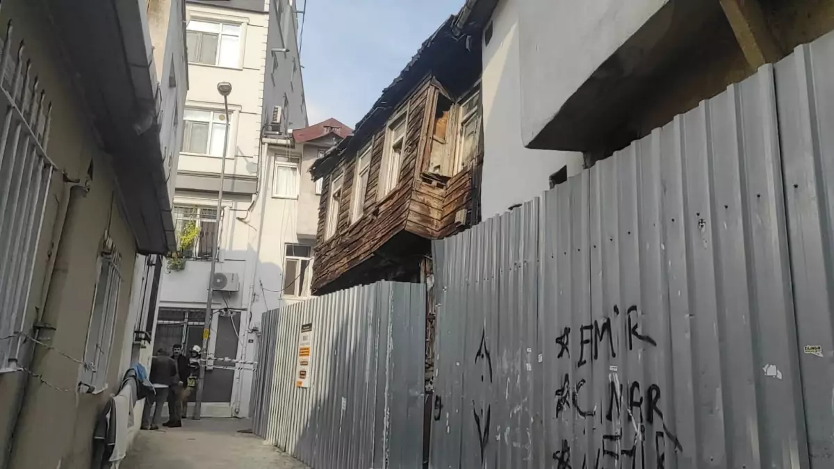 Beyoğlu\'nda Metruk Binada Çökme