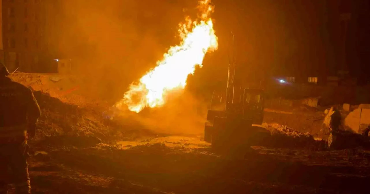 Hatay\'da Altyapı Çalışmalarında Doğal Gaz Borusu Patladı, 2 İşçi Yaralandı